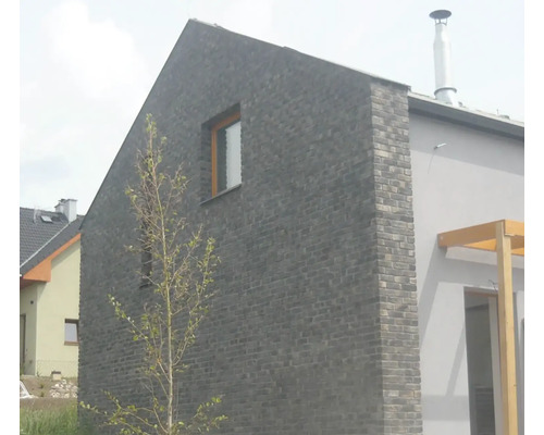 Vnější pohled na dům s fasádou z cihelných bloků