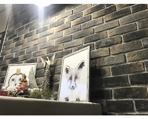 Obklad stěny s obkladovými pásky v cihlovém vzhledu a dekorace na římse