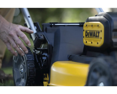 Detailní pohled na žlutou sekačku na trávu značky DeWalt s ovládacími prvky