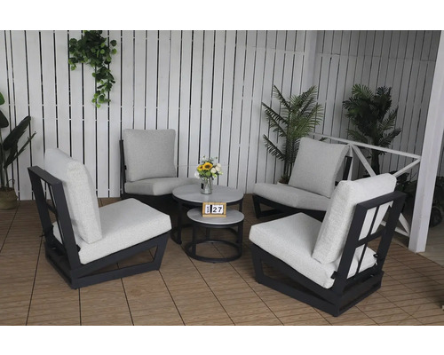 Sada zahradního nábytku se čtyřmi křesly a dvěma stolky pro venkovní použití