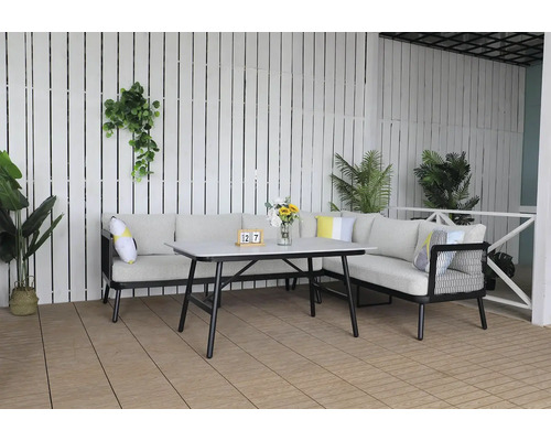 Zahradní souprava s stolem a pohovkami na terase.