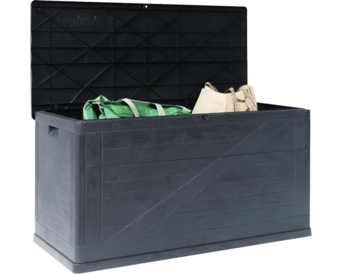 Otevřený šedý zahradní box naplněný předměty