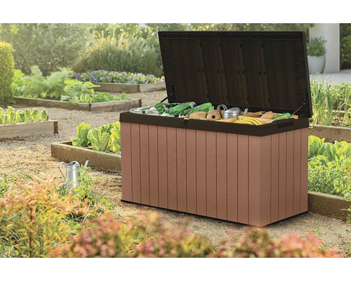 Otevřený zahradní box pro uložení zahradního nářadí na zahradě