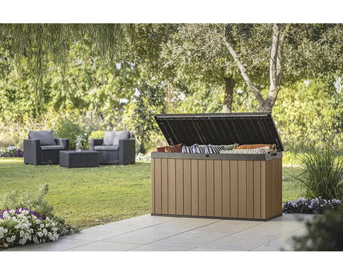 Otevřený zahradní box imitující dřevo se zahradním nábytkem v pozadí