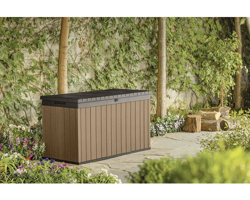 Zahradní scéna s hnědým úložným boxem