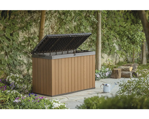 Otevřená zahradní truhla ze dřeva s dekorací konve na zahradě