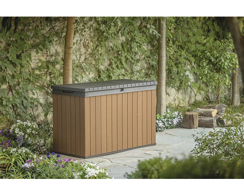 Zahradní scéna s úložným boxem z plastu s vzhledem dřeva