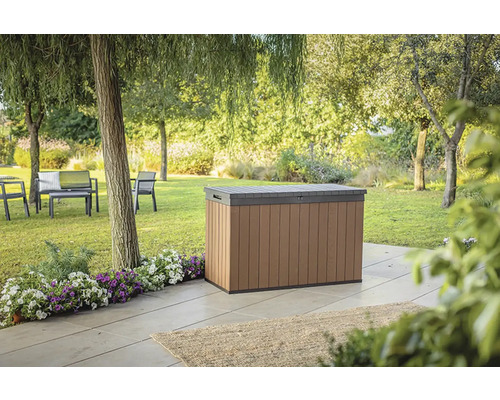 Zahradní scéna s úložným boxem na terase vedle květinových záhonů