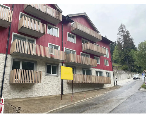 Vícepatrová budova s balkony a fasádou v exteriéru