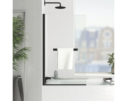 Moderní koupelna s vanou, sprchovou zástěnou a držákem na ručníky