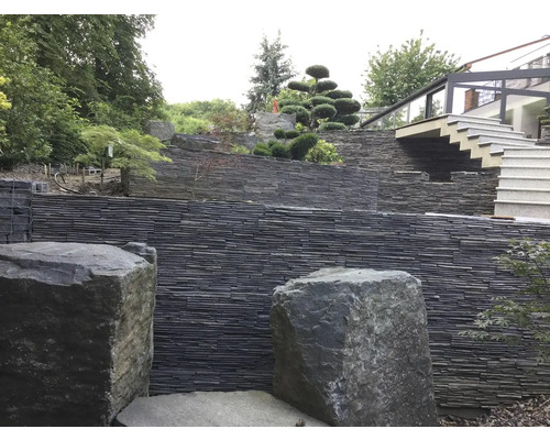 Zahradní krajina se suchou zdí, kamenným schodištěm a okrasnými skalami