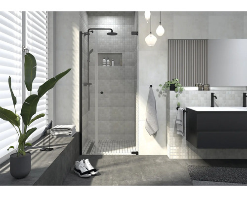 Moderní koupelna se sprchou, umyvadlem a dekoracemi