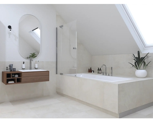 Světlá koupelna s vanou, umyvadlem, zrcadlem a střešním oknem