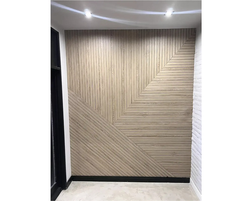 Nástěnná dekorace s dřevěnými panely v geometrickém vzoru