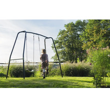 Dítě na zahradní houpačce v zahradě