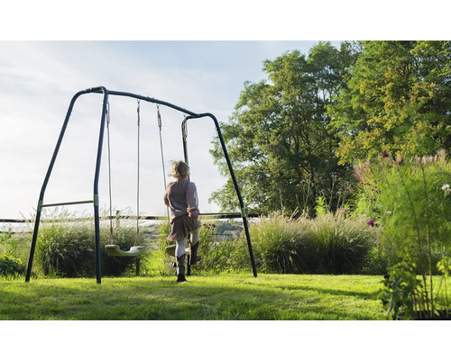 Dítě na zahradní houpačce v zahradě