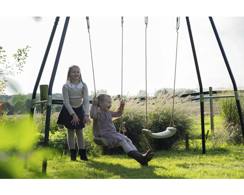 Dětská houpačka se dvěma dívkami na zahradě