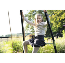 Dívka leze na zahradní houpačku pro děti