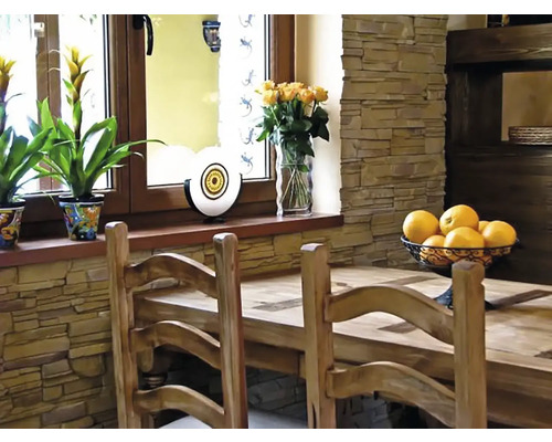 Interiérová fotografie jídelny s dřevěným stolem a židlemi, okrasnými rostlinami a mísou ovoce na stole.