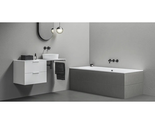 Koupelna s vanou, umyvadlem, zrcadlem a ručníky