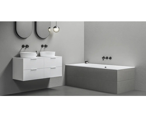 Moderní koupelna s umyvadlem, umyvadlovými mísami a vanou.