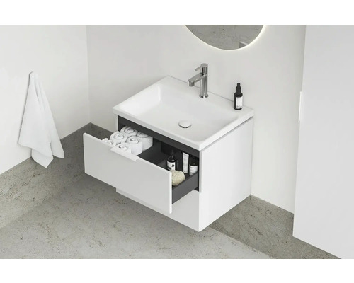 Moderní koupelna s umyvadlovou skříňkou, umyvadlem, baterií a otevřenou zásuvkou