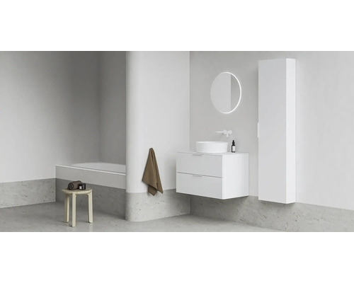 Světlá koupelna s umyvadlem, zrcadlem a vysokou skříňkou pro moderní design.