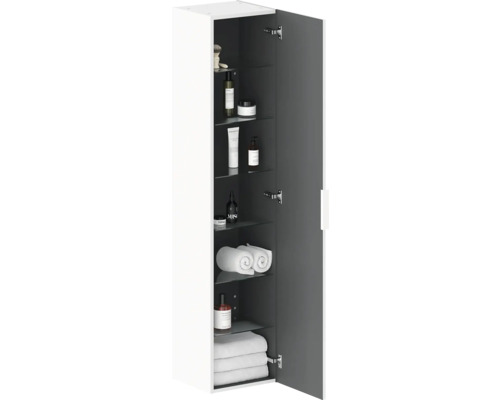 Otevřená koupelnová skříňka s policemi a koupelnovými potřebami