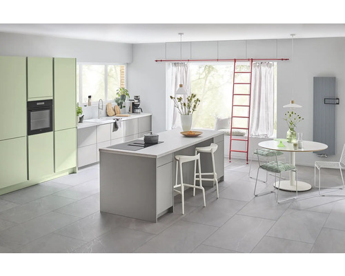 Světlá moderní kuchyně s kuchyňským ostrovem, jídelním stolem a židlemi.