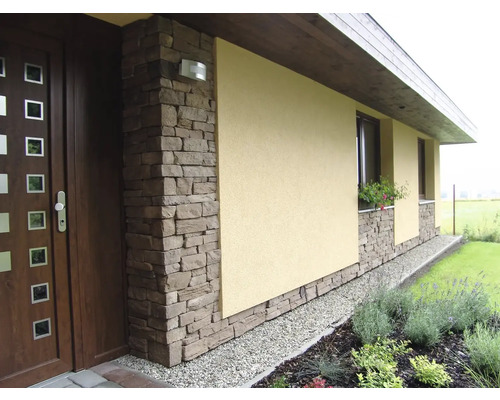 Vnější pohled na dům s kamennou fasádou a dřevěnými dveřmi