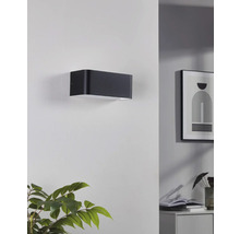 Černé obdélníkové nástěnné svítidlo namontované na zdi