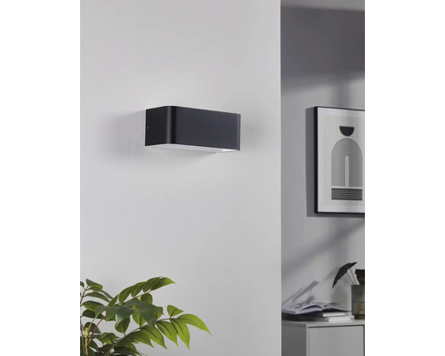 Černé obdélníkové nástěnné svítidlo namontované na zdi