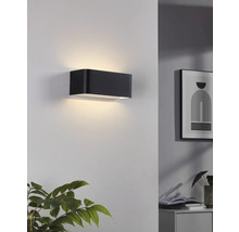 Černé nástěnné svítidlo v interiéru s nepřímým osvětlením