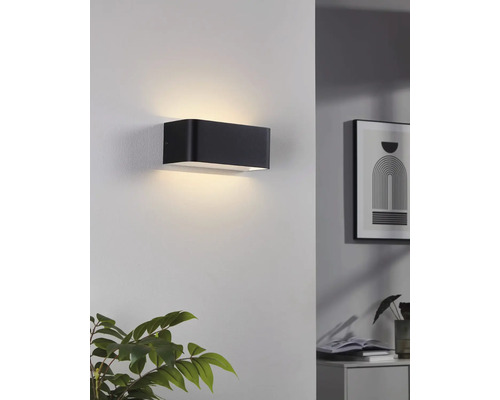 Černé nástěnné svítidlo v interiéru s nepřímým osvětlením