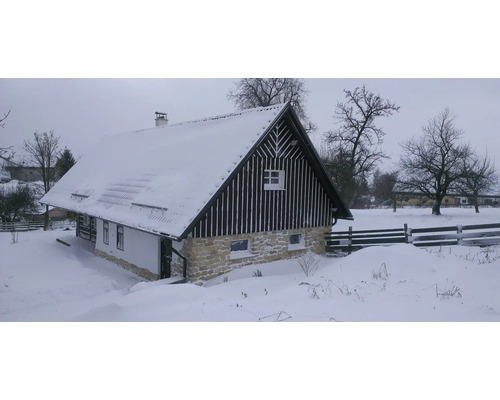 Dům v zimě pokrytý sněhem