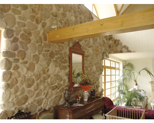 Interiér s kamennou zdí a dřevěnými detaily