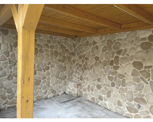 Krytá terasa s dřevěnou konstrukcí a kamennou stěnou