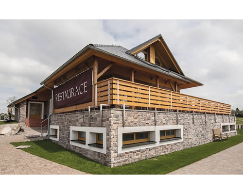 Budova s kamennou zdí a dřevěnou konstrukcí