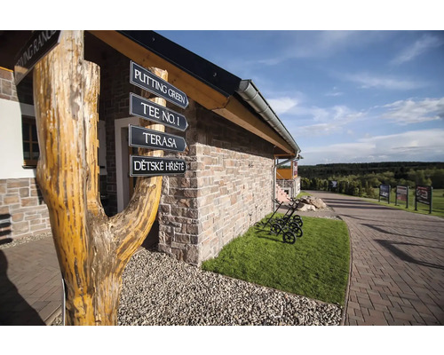 Ukazatel cesty k putting greenu, odpališti číslo 1, terase a dětskému hřišti na golfovém hřišti