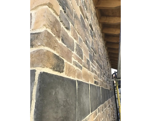 Zdivo s nepravidelnými kameny a betonovými deskami