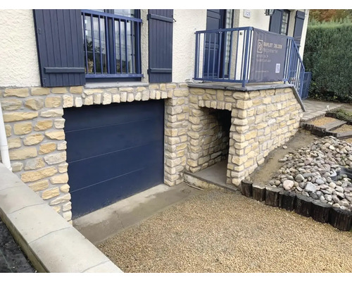 Vnější pohled na dům s garáží a kamenným schodištěm