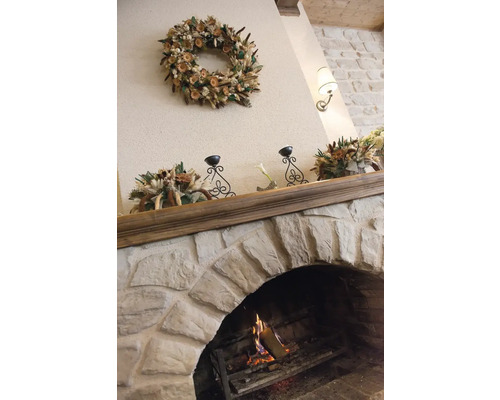 Dekorativní krb s věncem, květinami a svícny