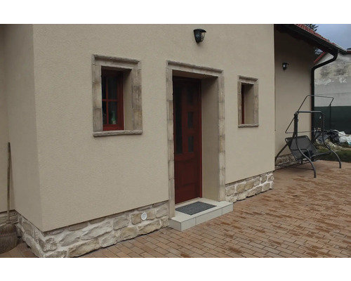 Vnější pohled na dům se vstupními dveřmi a okny