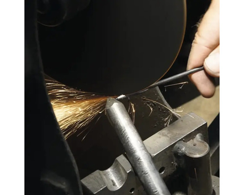 Obrábění kovu s brusným kotoučem a jiskrami