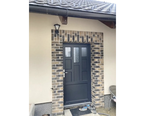 Vchodové dveře s cihlovým rámem ve venkovním pohledu