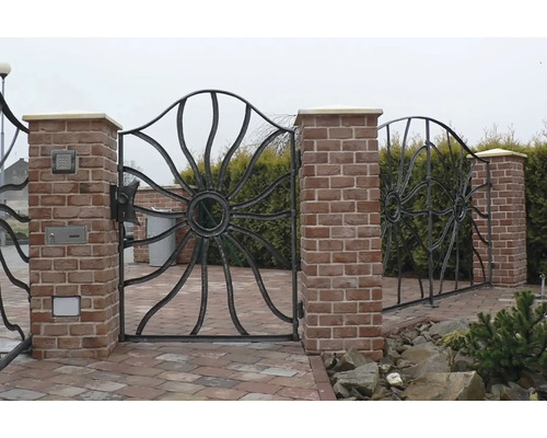 Kovový plot se slunečním motivem a zděnými sloupky