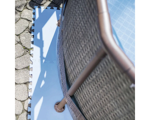 Detailní pohled na bazén s ochrannou podložkou