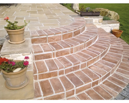 Schodiště z cihel na zahradě