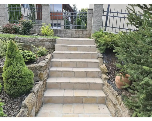 Venkovní schodiště s kamennými schody a boční výsadbou