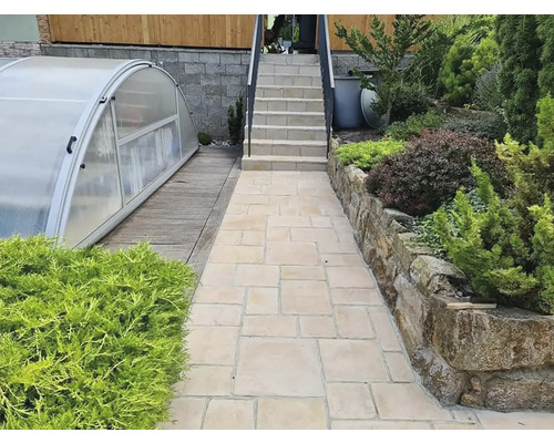 Zahradní cesta s kamennou dlažbou, schody a rostliny